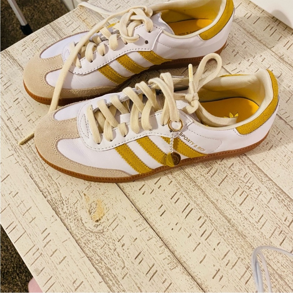 Adidas Sambas x Sporty & Rich collab
ID SAY BEST FIT FOR WOMENS SIZE 7!!